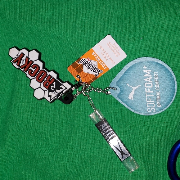 Bundle of Keychains, 4 Carabiners, Mini Game System, Mini Screwdriver, 4 Keyring - Picture 3 of 4